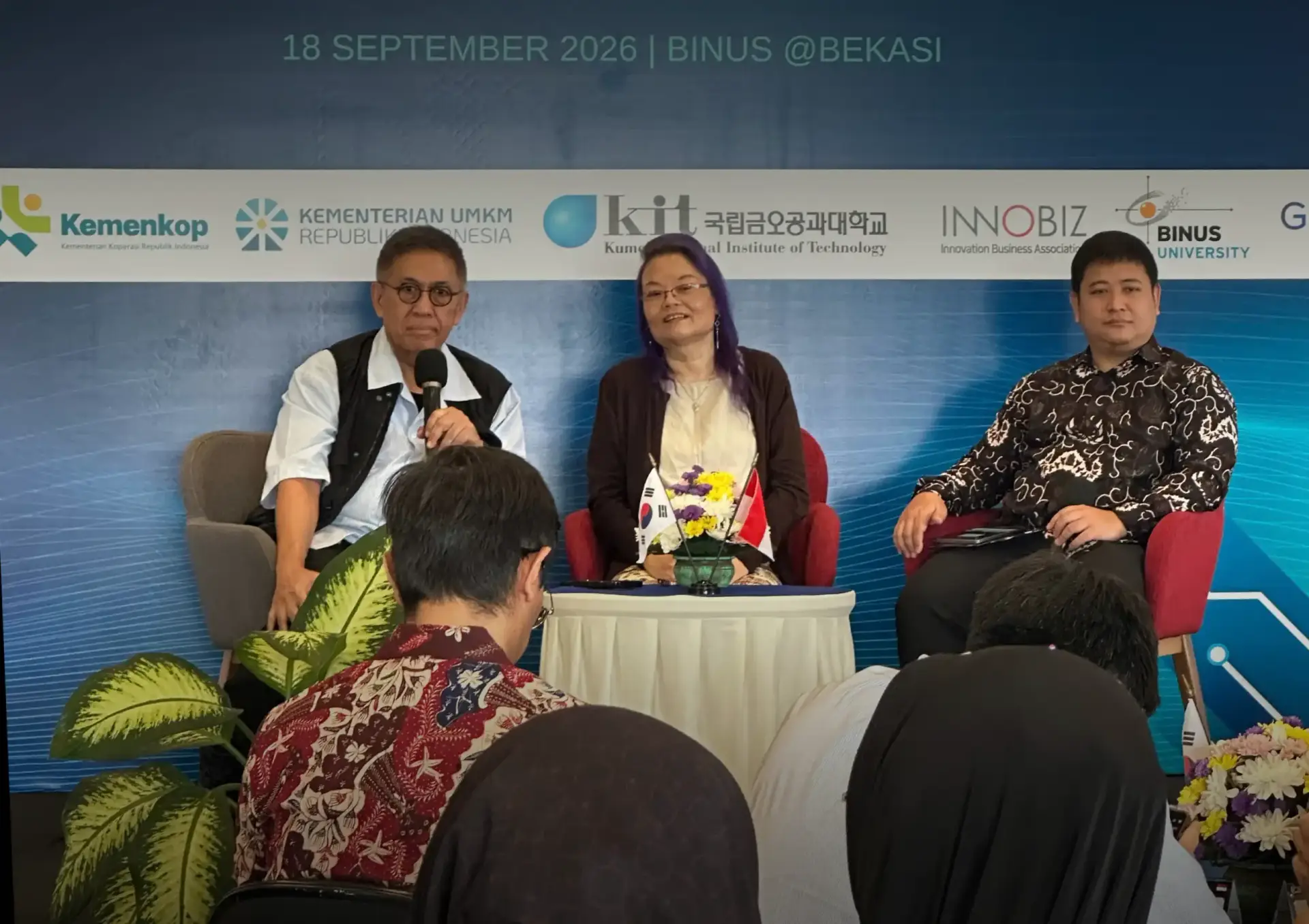 Pelajari pentingnya pemanfaatan data dan AI bagi koperasi dan UKM dalam membangun smart factory. Simak insight dari Indonesian Cloud di seminar BINUS Bekasi.